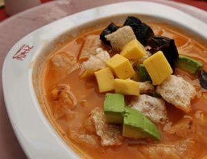 Sopa azteca con queso cotija y chicharrón